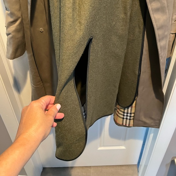 men’s tan Burberry lined trench coat.  Wool lining is removable. Size 46r. - Picture 7 of 16